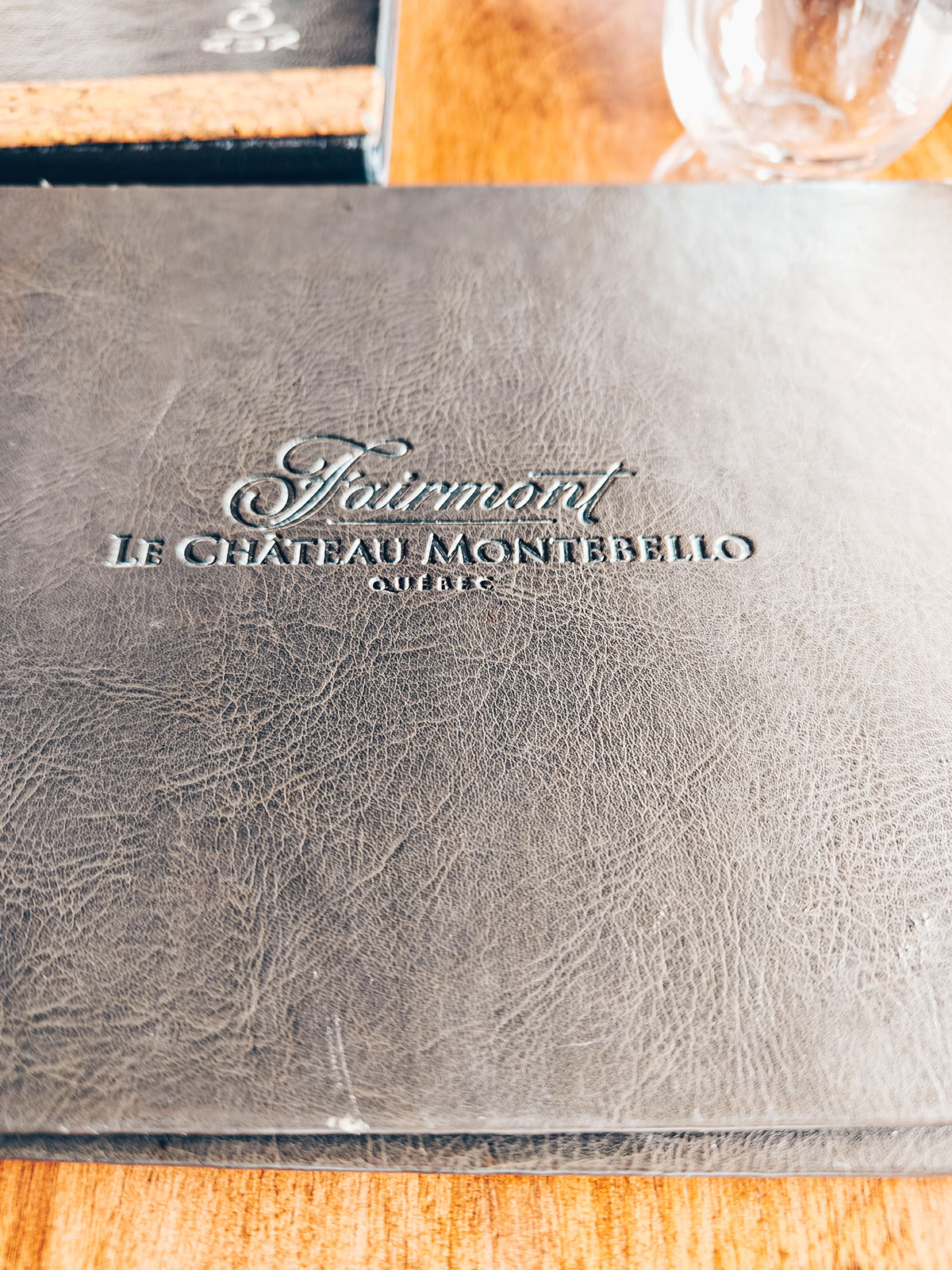 La couverture de cuir du menu, gaufrée « Fairmont · Le Château Montebello »