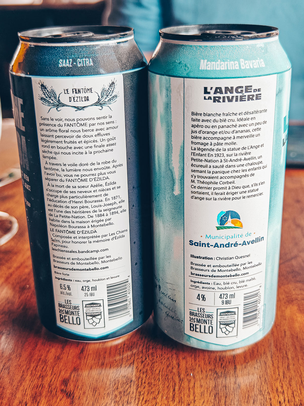 Deux canettes de bière « L’Ange de la Rivière », brassée à Saint-André-Avellin, sur une table de bois