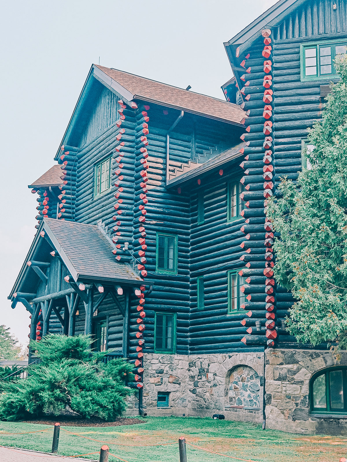 L’angle du bâtiment : bouts de billes rouges, boiseries turquoise et un porche