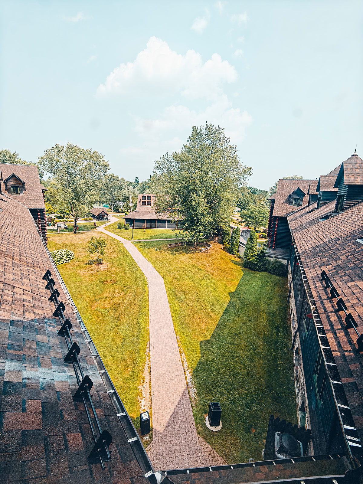 Les toits du château vus d’en haut, et un sentier en travers de la pelouse
