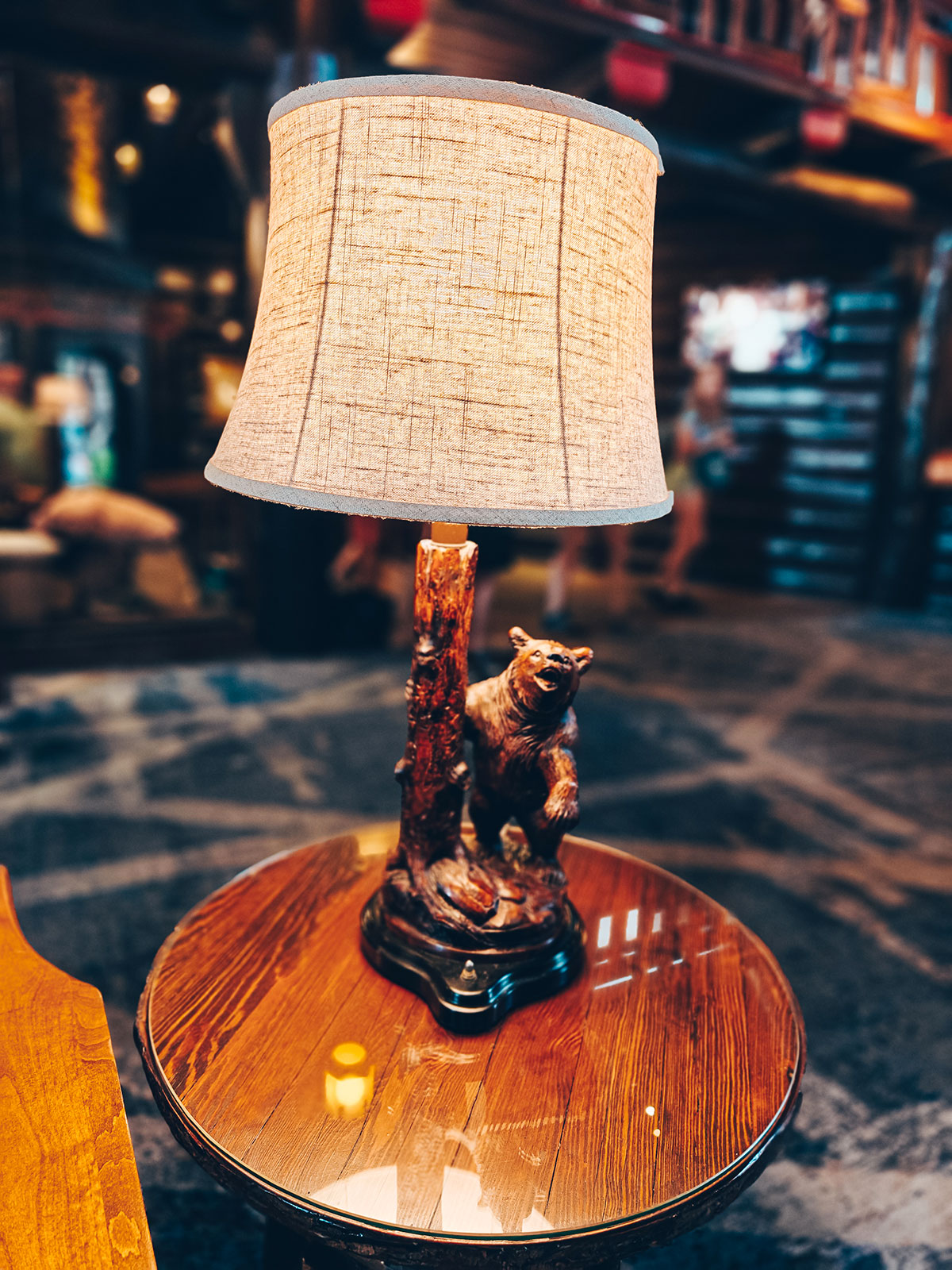 Une lampe de table dont le pied est un ours sculpté