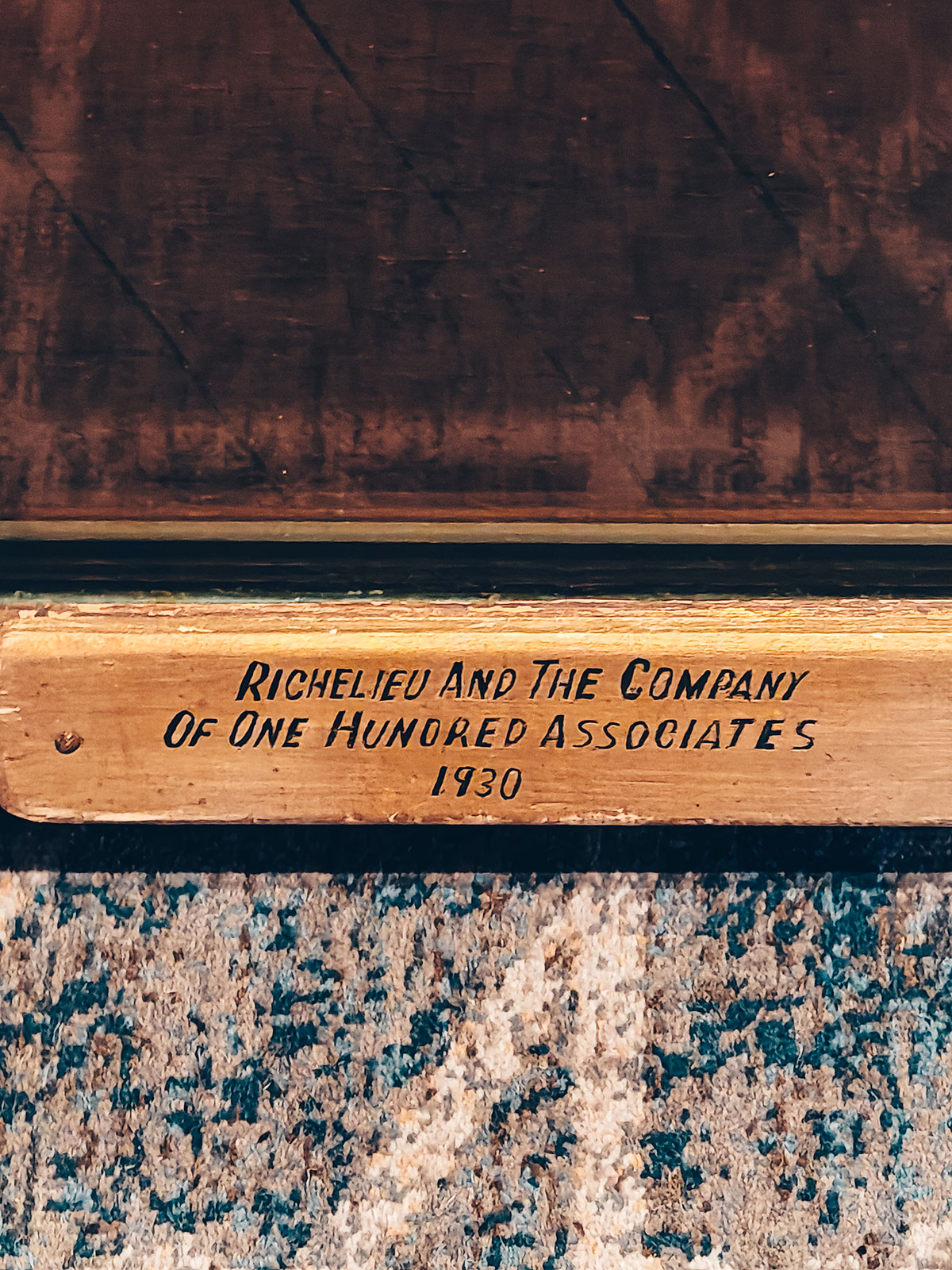 Une plaque de bois sculptée : « Richelieu and the Company of One Hundred Associates · 1930 »
