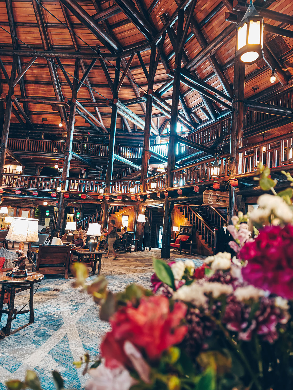 Le hall aperçu par-dessus un bouquet de fleurs