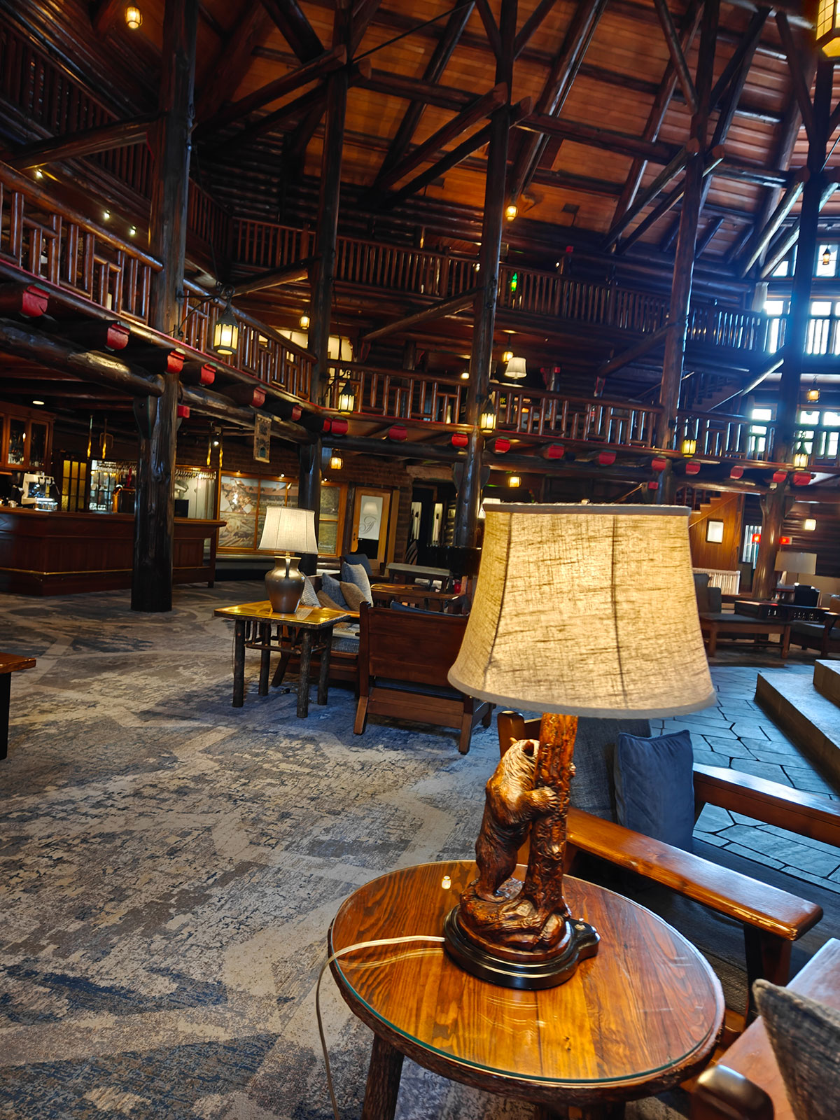 Le hall, la lampe à l’ours au premier plan