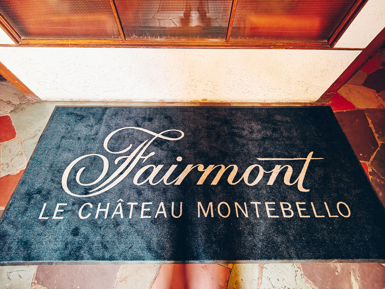 Le paillasson d’entrée, marqué « Fairmont · Le Château Montebello »