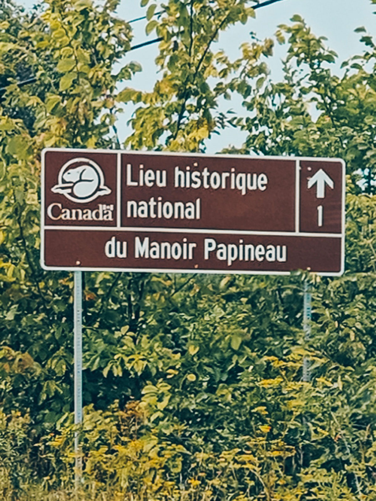 Le panneau routier « Lieu historique national du Manoir Papineau »