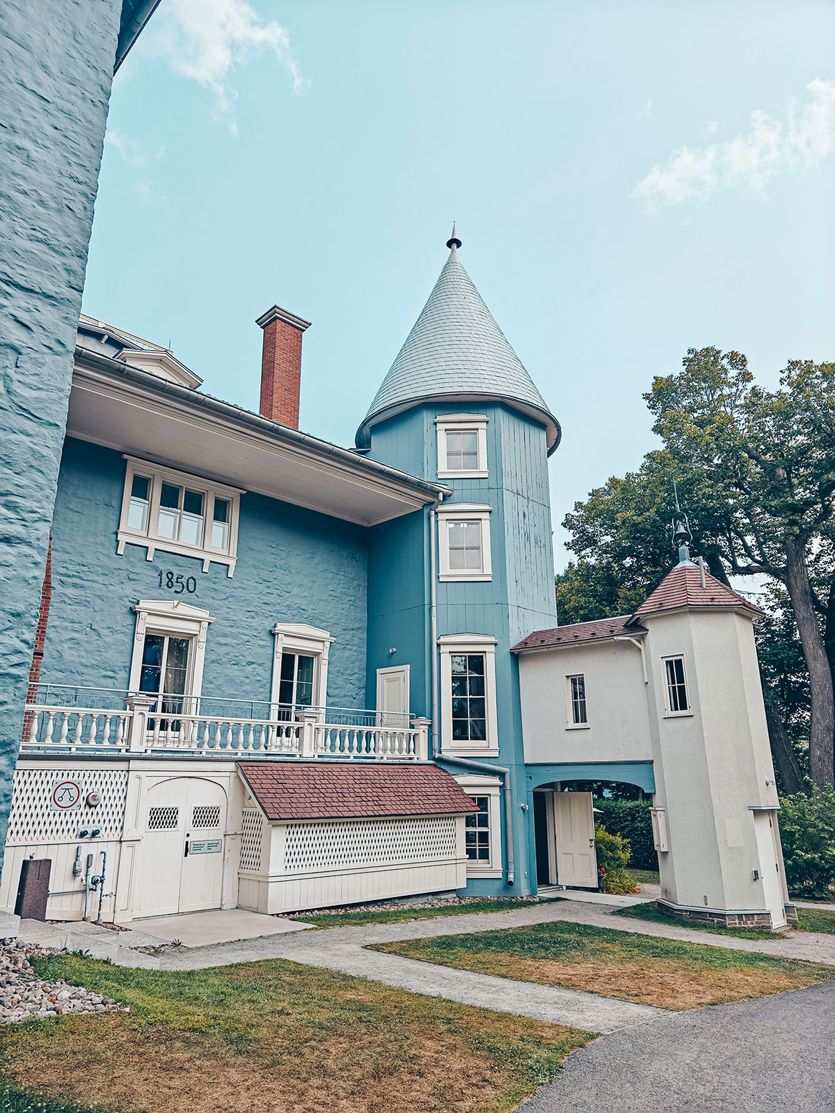 Le manoir vu de l’ouest, sa grande tour et une seconde tourelle