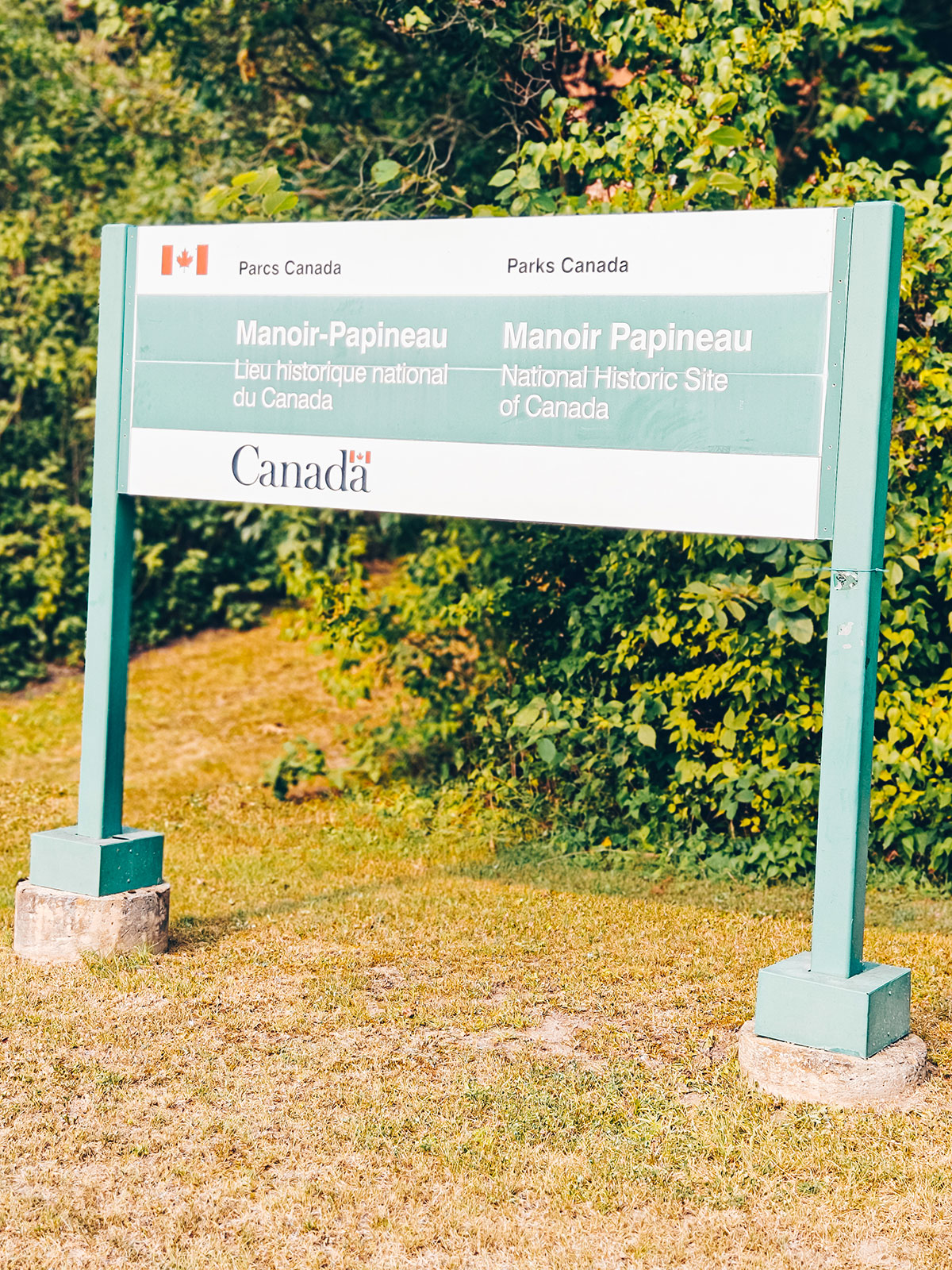 Le panneau de Parcs Canada : « Manoir-Papineau · Lieu historique national du Canada »