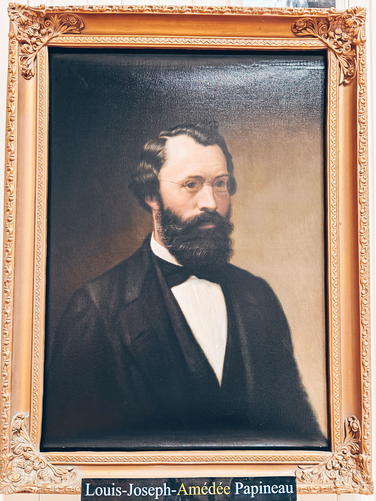 Un portrait à l’huile encadré, légendé « Louis-Joseph-Amédée Papineau »