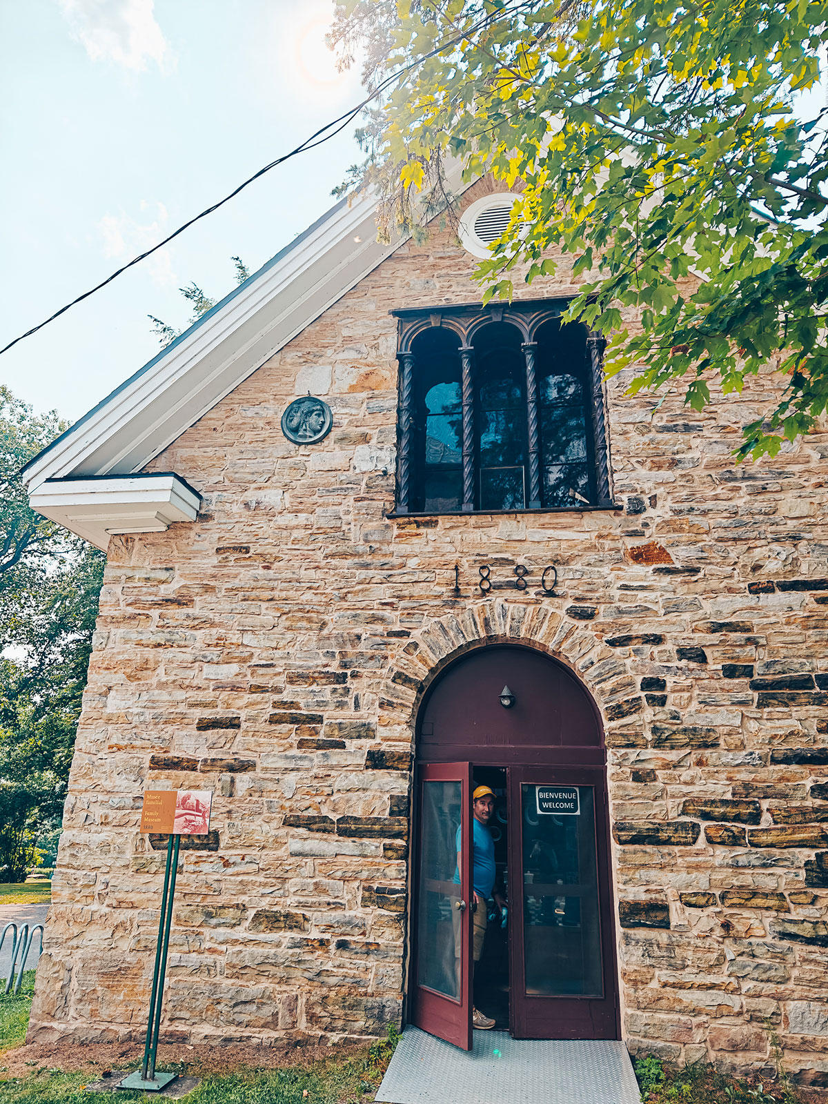 Un bâtiment de pierre à porte en arc peinte en rouge