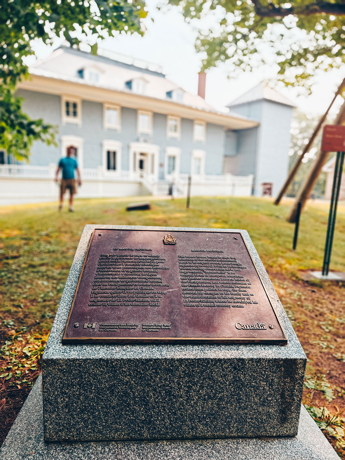 Une plaque de bronze sur son socle de granit, au milieu de la pelouse