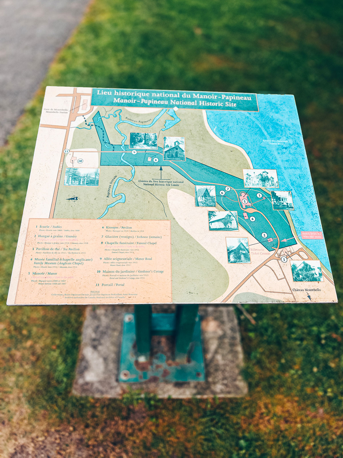 Le panneau-plan du site, posé sur son socle de pierre