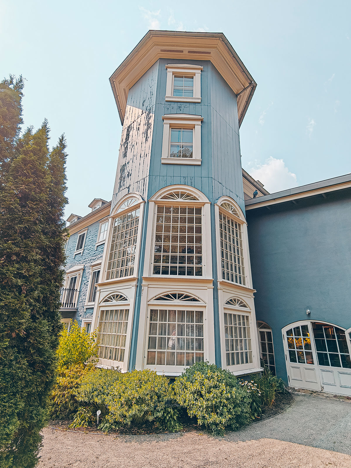 La tour du manoir et ses fenêtres en baie, vues d’en dessous