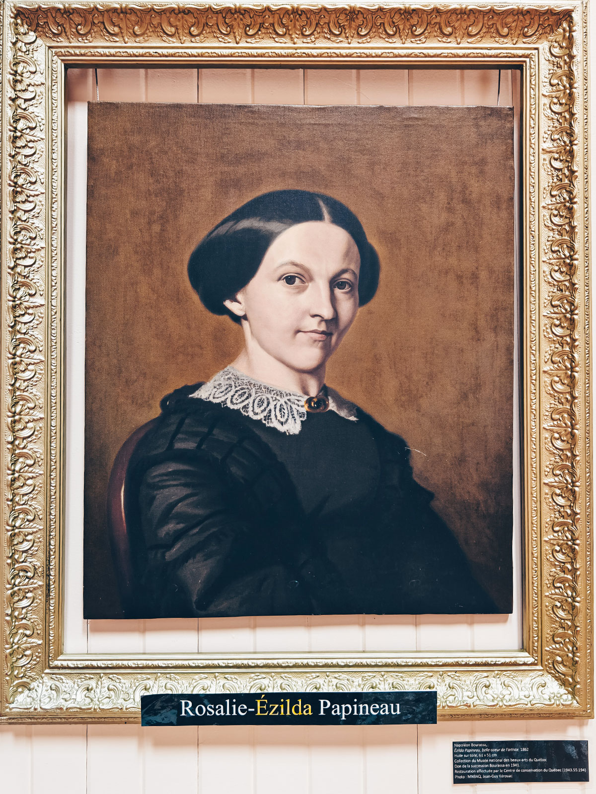 Un portrait à l’huile encadré, légendé « Rosalie-Ezilda Papineau »