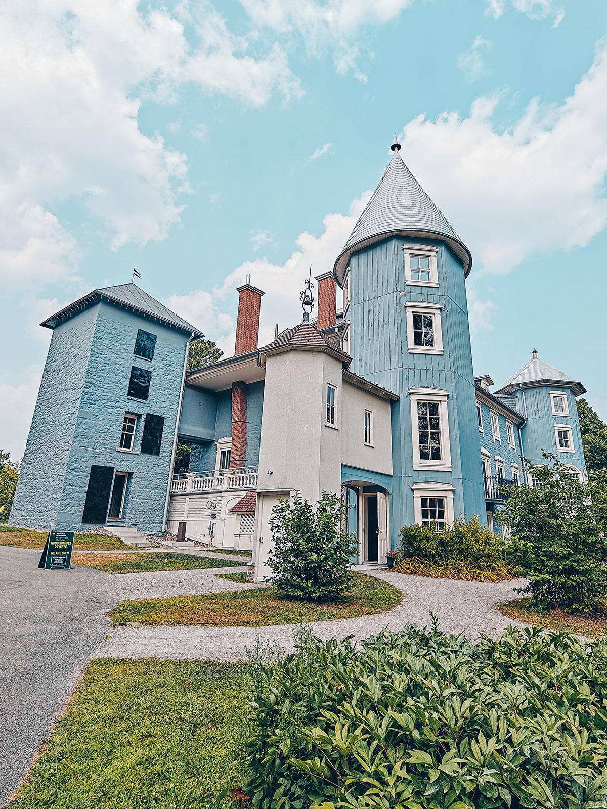 Le manoir de trois quarts, le sentier qui y mène