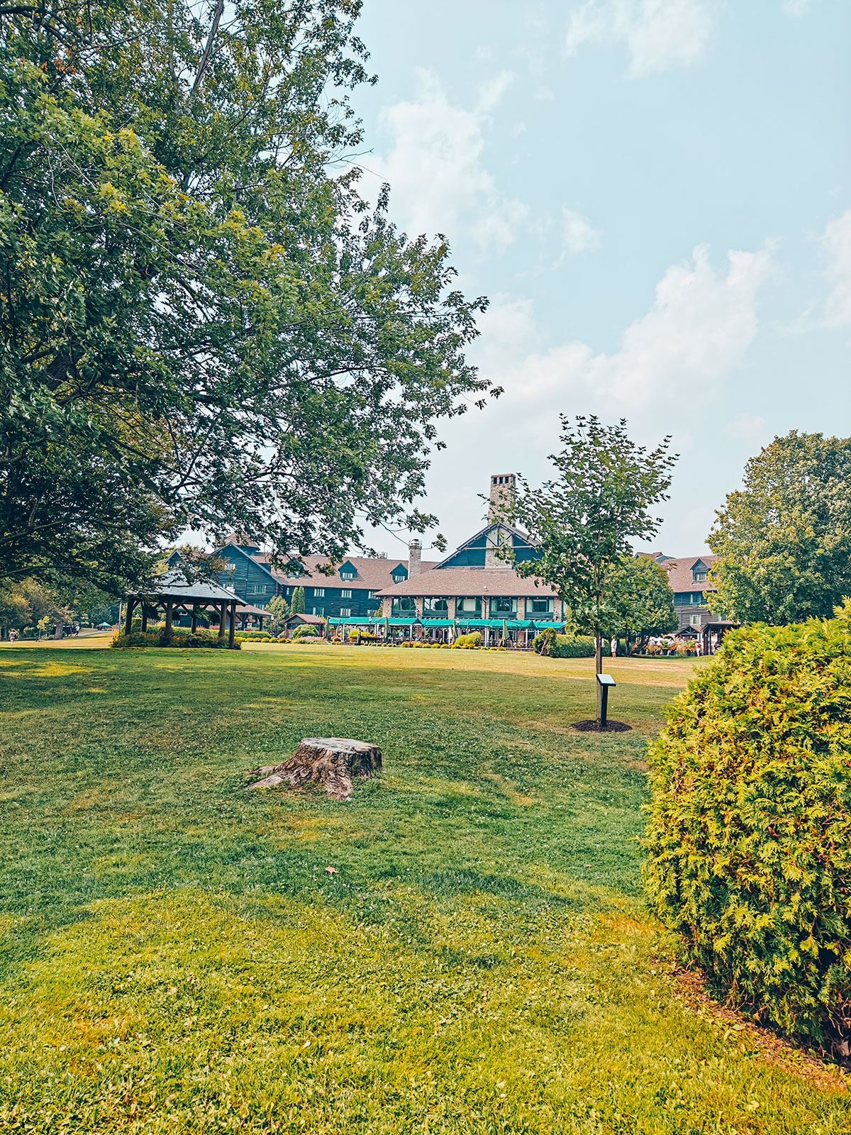 La pelouse et le pavillon au loin, entre les arbres