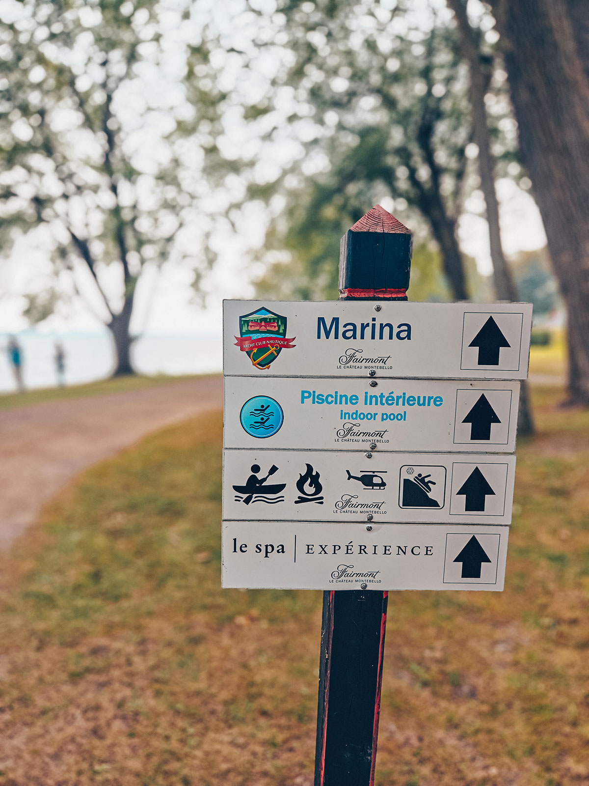 Le panneau directionnel : marina, piscine intérieure, spa