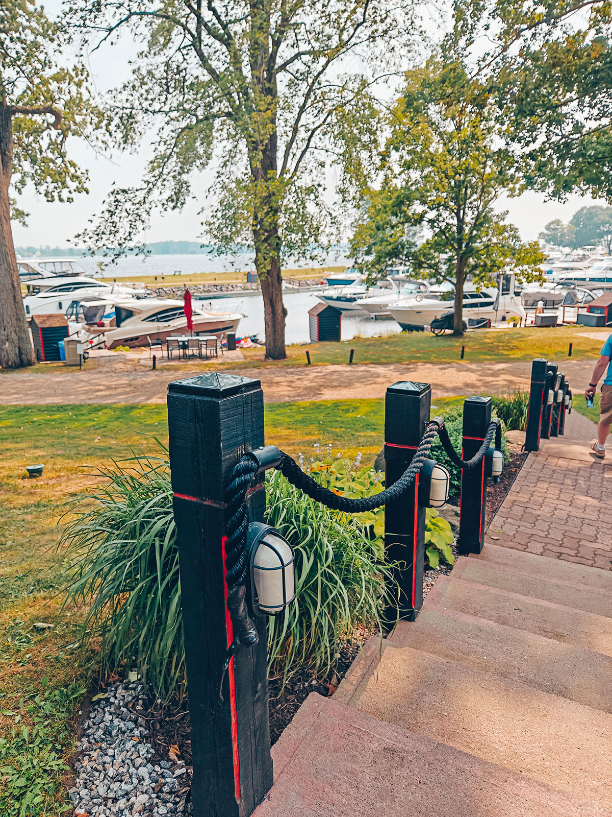 La marina vue d’en haut : les quais, les bateaux, et l’escalier à main courante de corde
