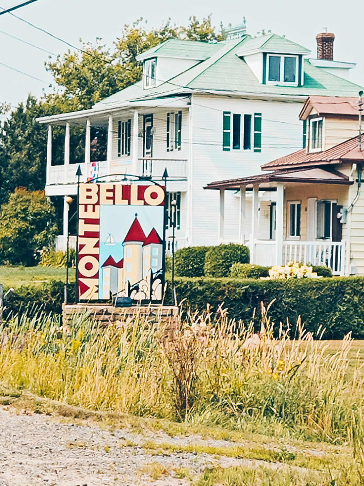 Une maison blanche à galerie, une grande enseigne MONTEBELLO plantée dans son jardin