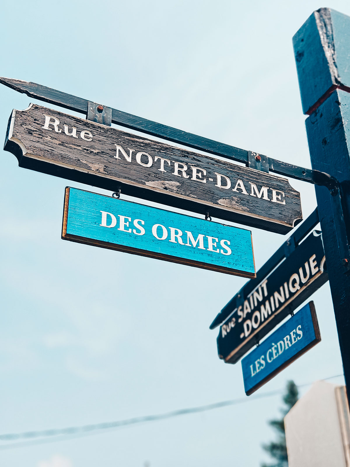 Le poteau des plaques de rue : rue Notre-Dame, des Ormes, rue Saint-Dominique, les Cèdres