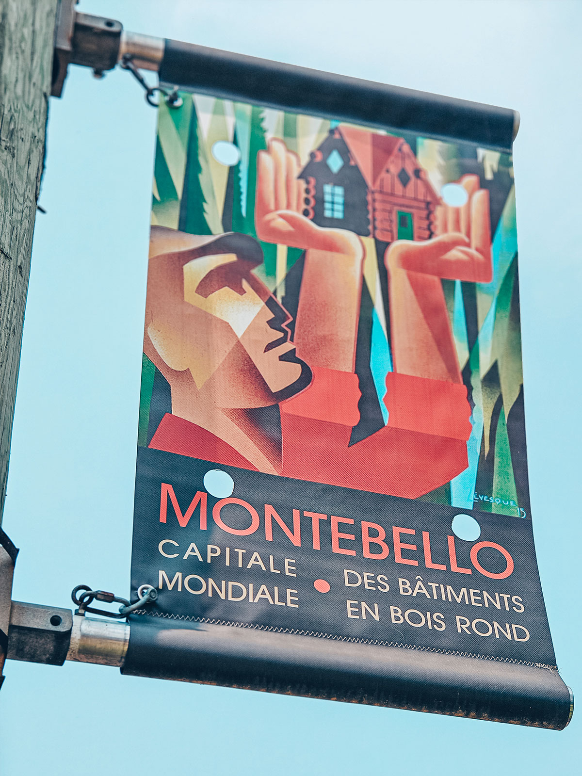 La bannière du village : « Montebello · capitale mondiale des bâtiments en bois rond »