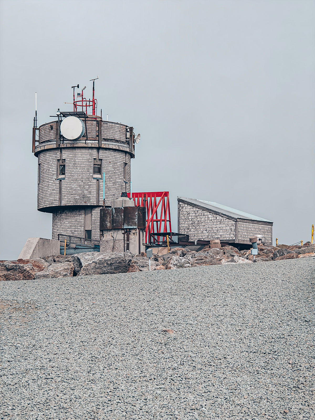 La tour ronde de l'observatoire du Mount Washington, hérissée d'instruments