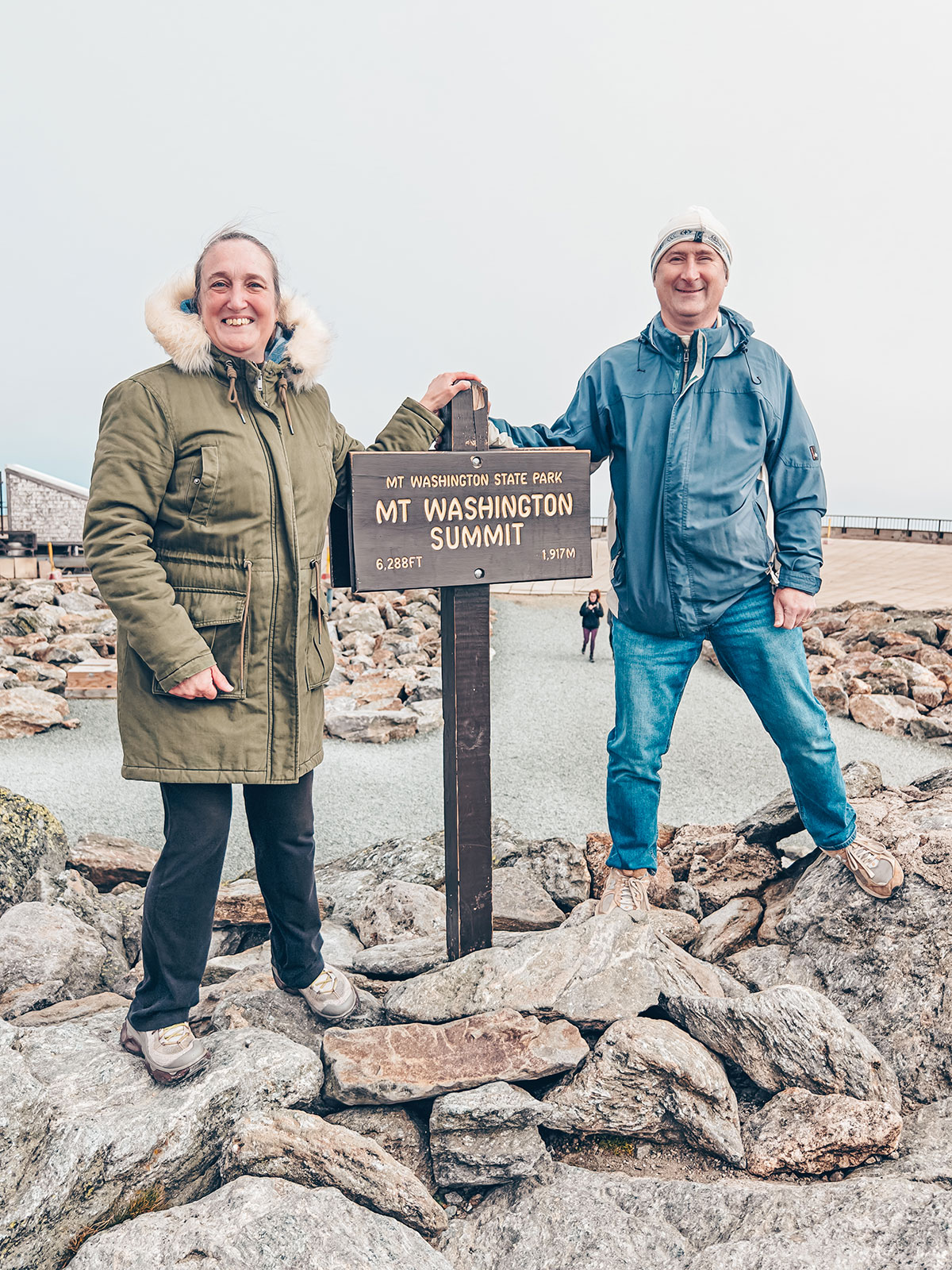 Nous deux devant la borne « Mt Washington Summit, 6 288 ft »