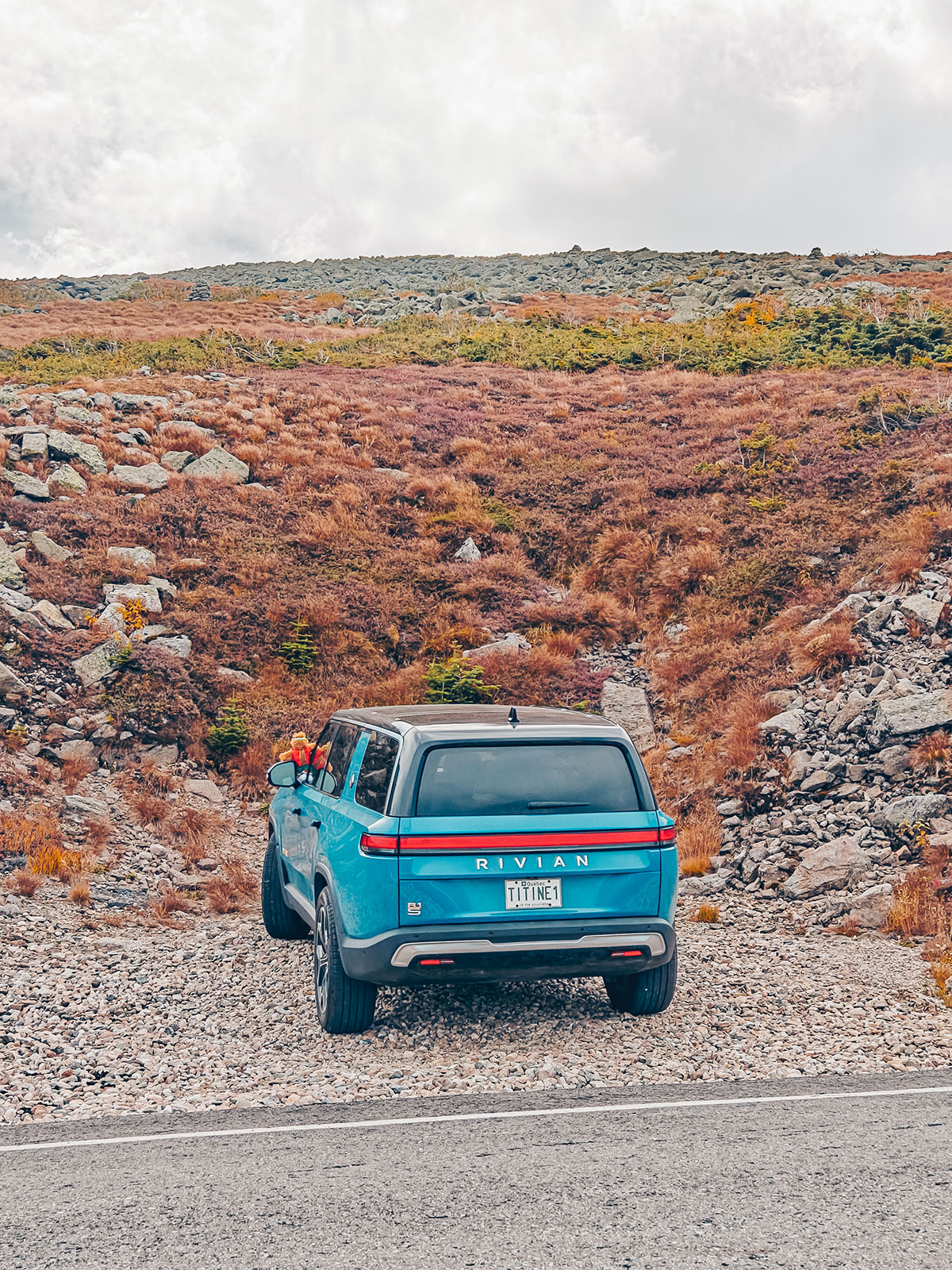 Le Rivian arrêté dans la toundra rousse