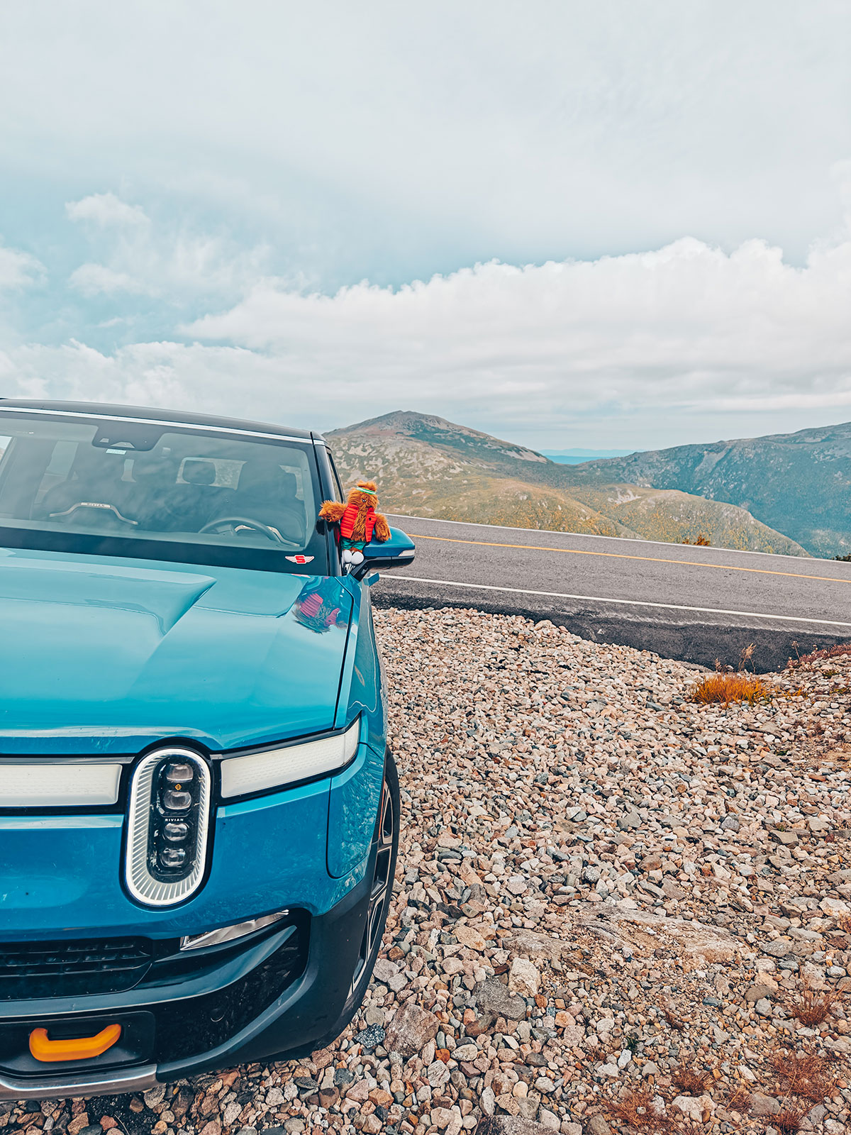 L'avant du Rivian, la route et la montagne derrière