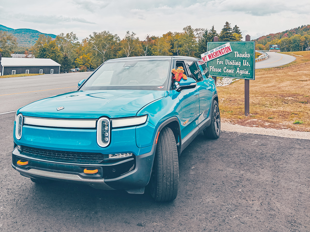 Le Rivian en bas de la route, devant le panneau de sortie