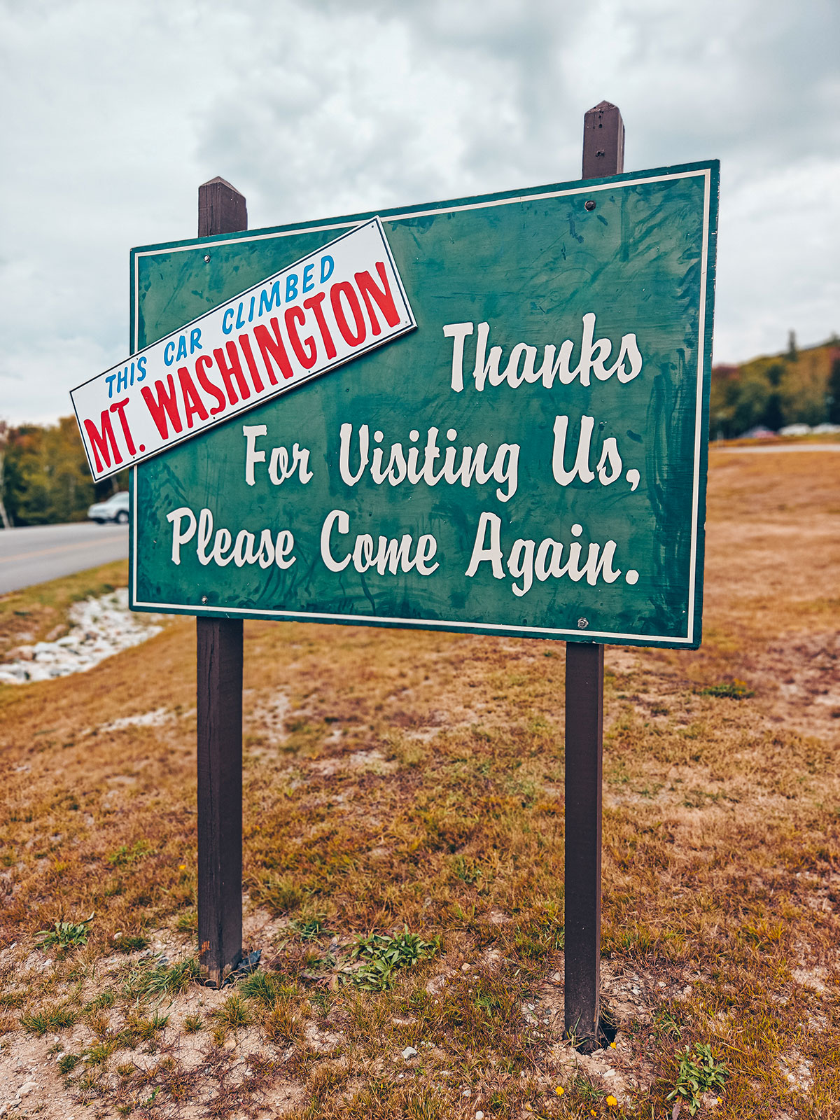 Le panneau vert : « This car climbed Mt. Washington — Thanks for visiting us, please come again »