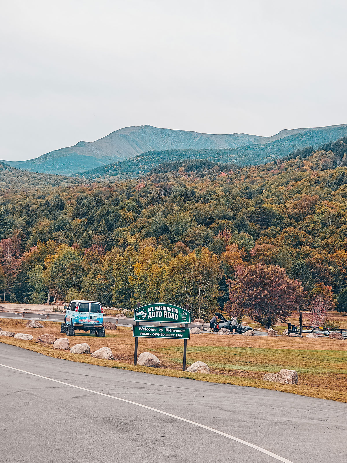 La chaîne des White Mountains au-dessus de la forêt, le panneau de l'Auto Road en contrebas
