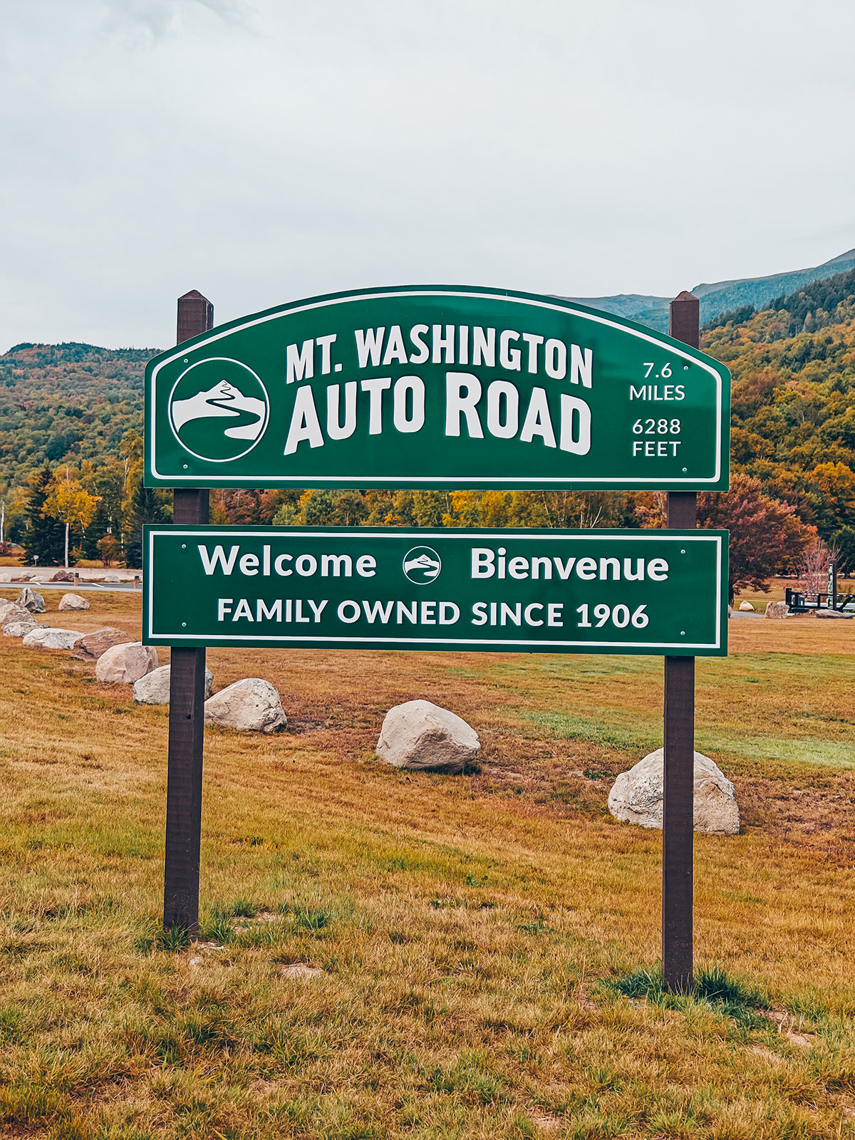 Le panneau vert de la Mount Washington Auto Road : 7,6 milles, 6 288 pieds, « Family owned since 1906 »