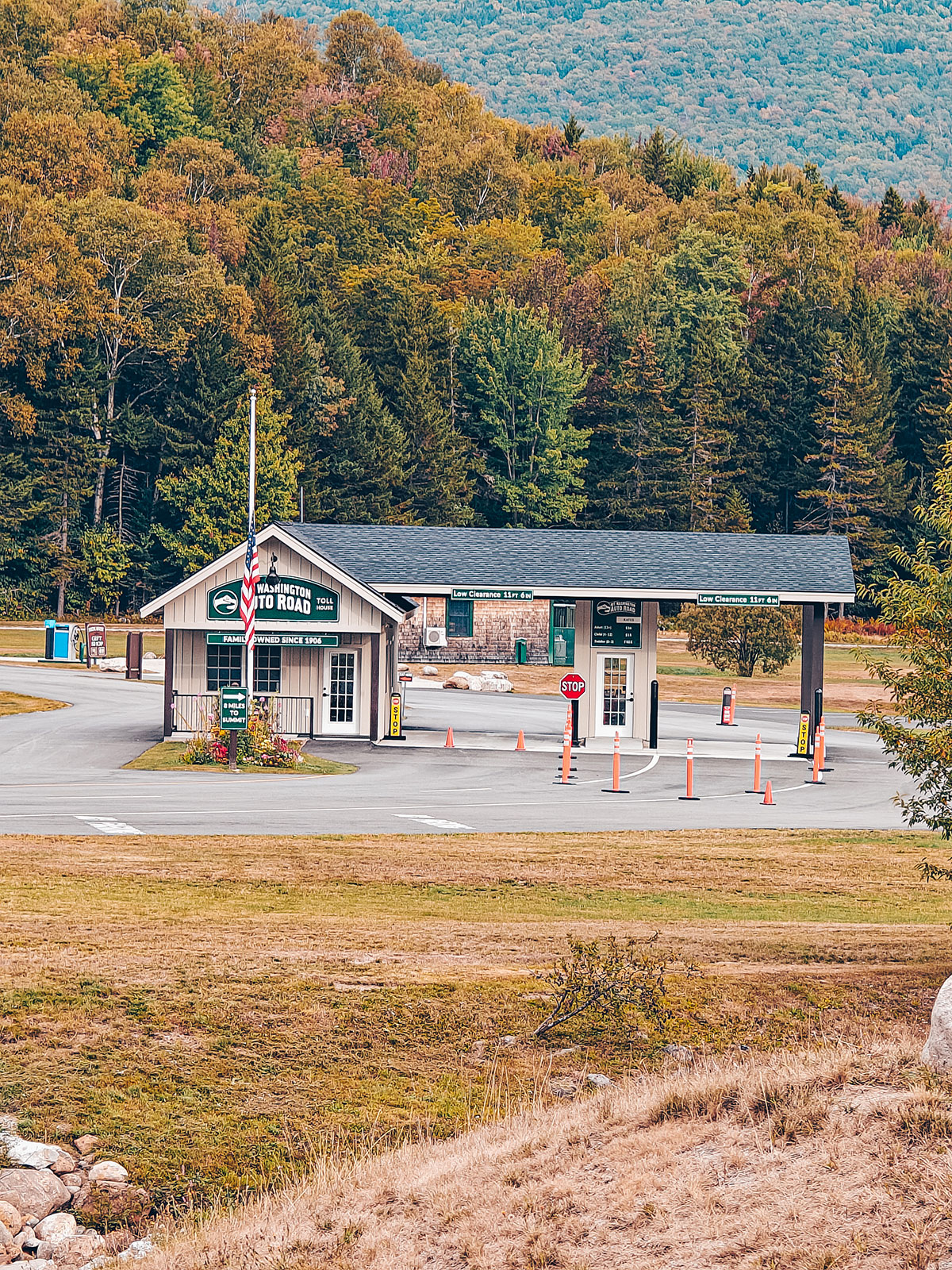 Le poste de péage de l'Auto Road, sous les arbres