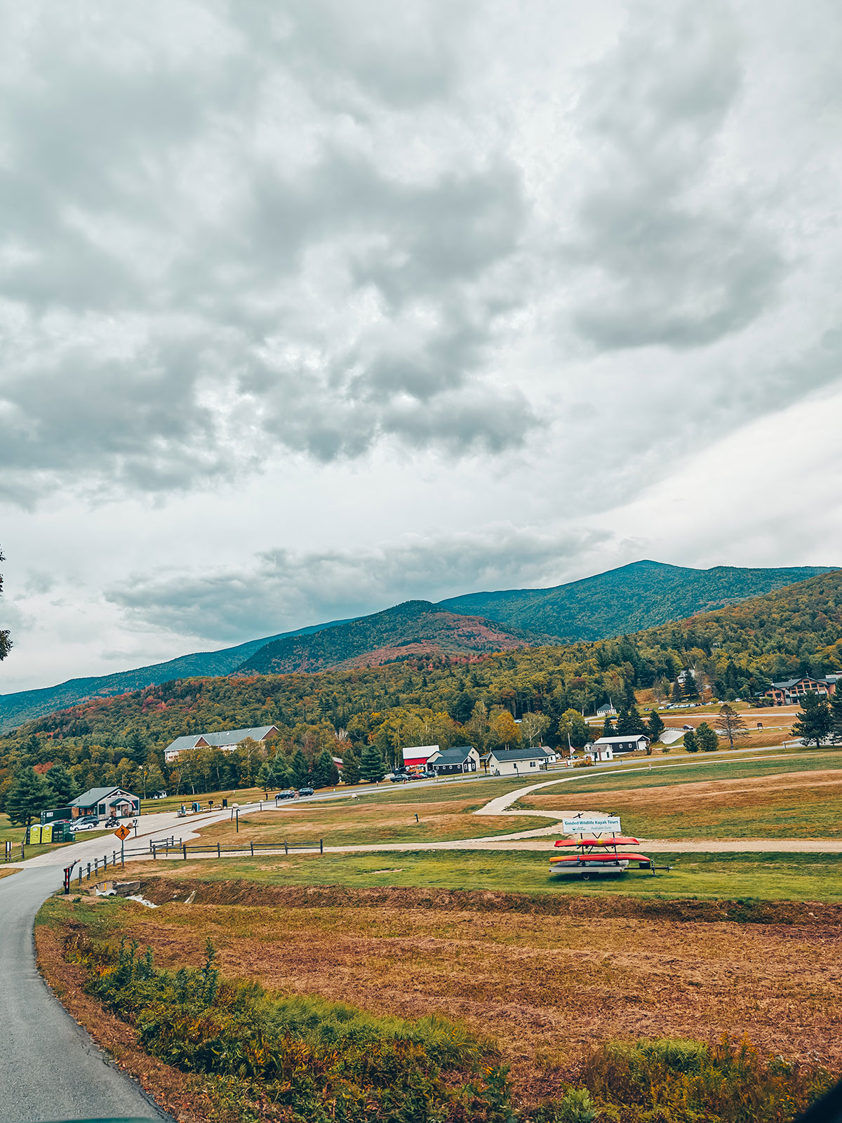 La vallée depuis l'entrée, sous un ciel lourd