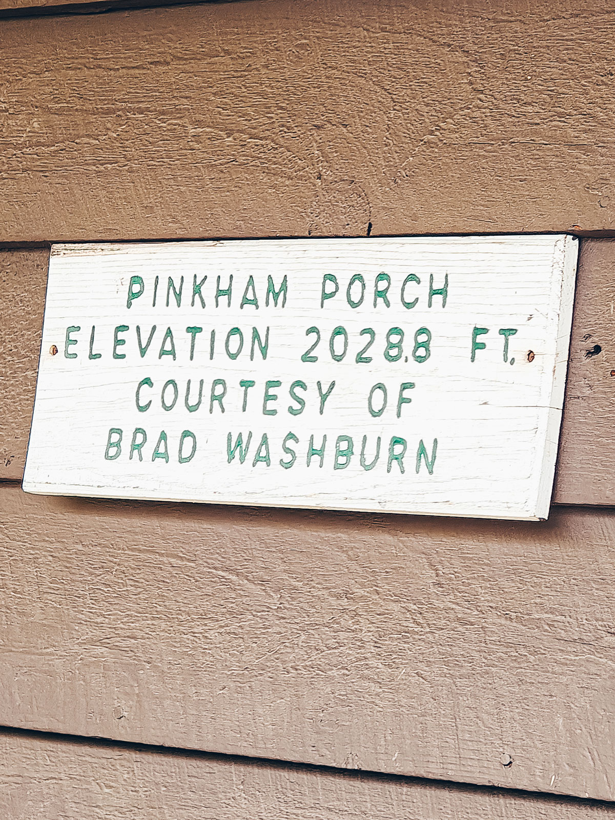 Une enseigne peinte : « Pinkham Porch, elevation 2028.8 ft »