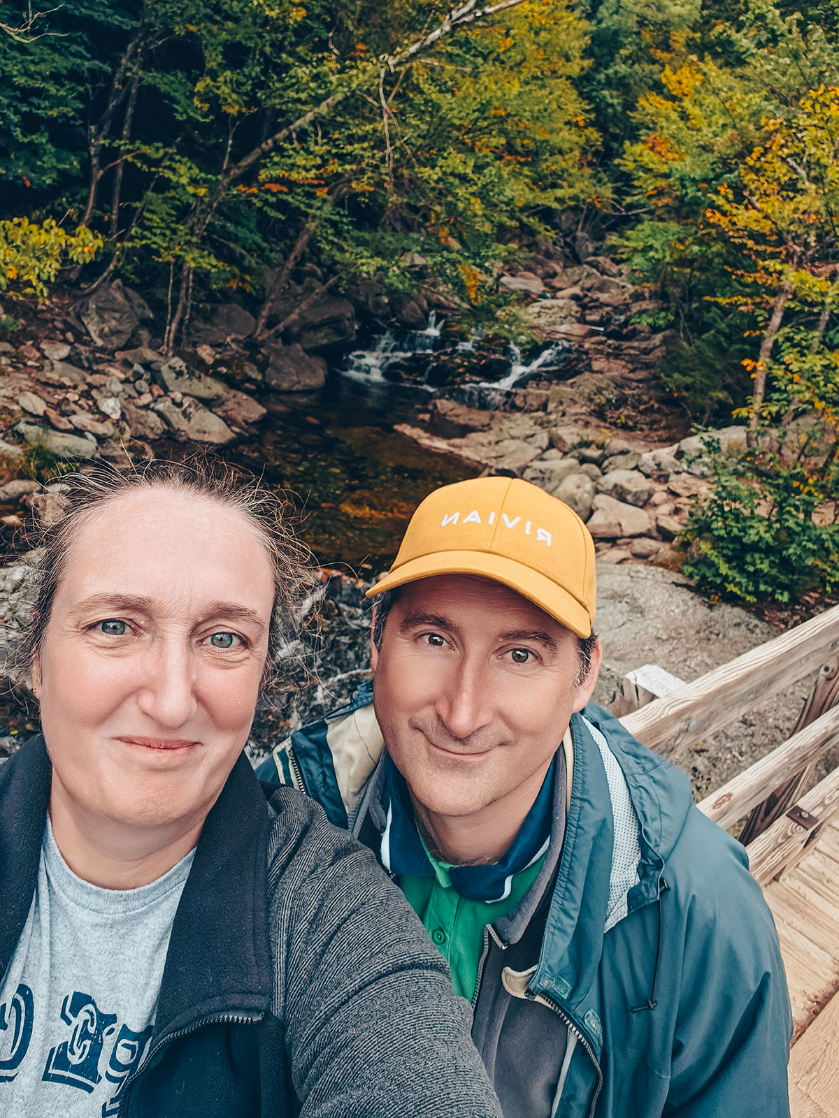 Nous deux, au bord du ruisseau