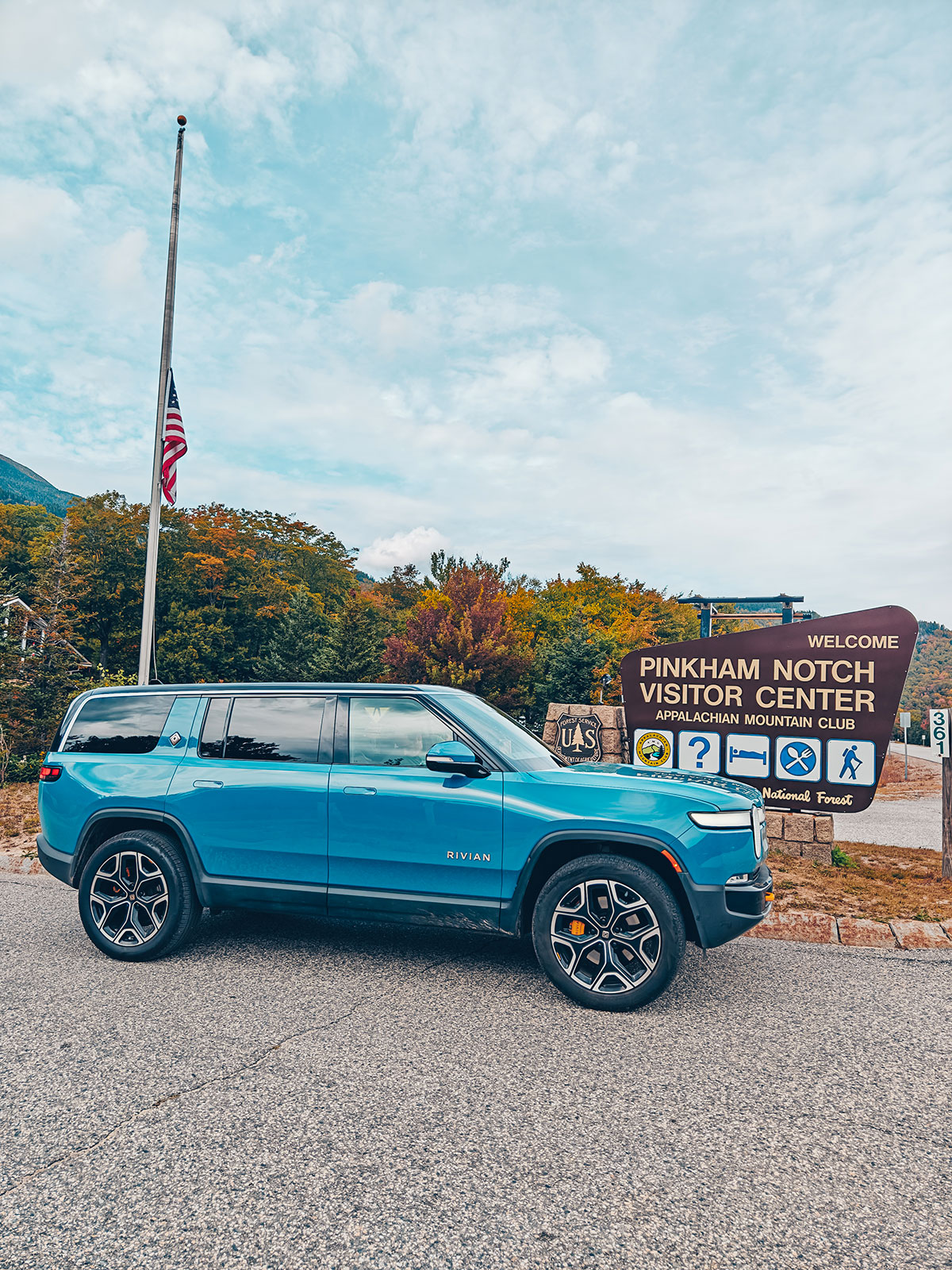 Le Rivian de profil, un drapeau américain au-dessus
