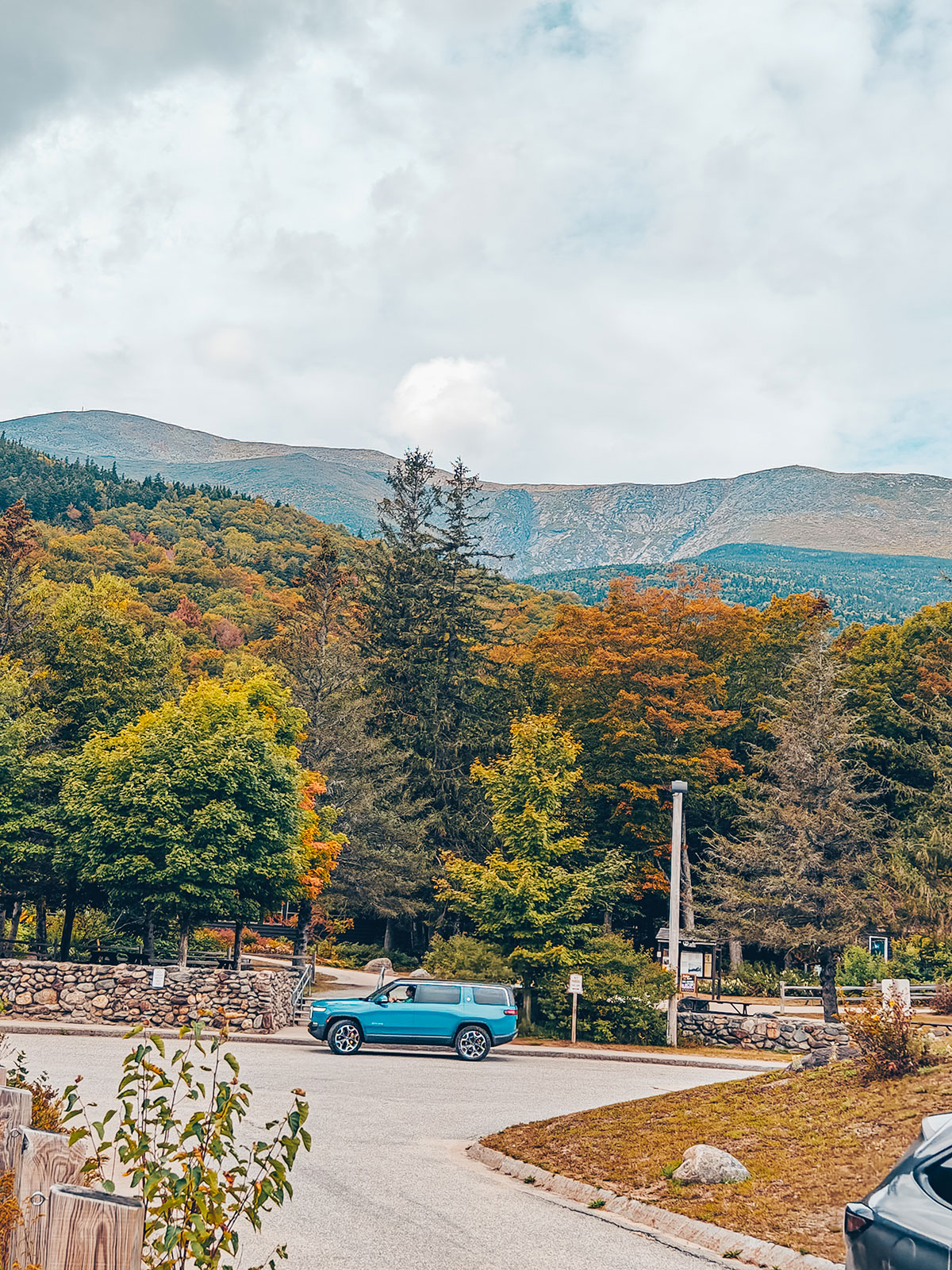 Les montagnes et la forêt d'automne depuis le stationnement