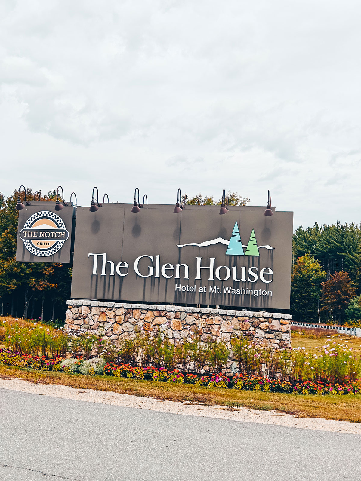 L'enseigne de pierre de The Glen House, la montagne derrière