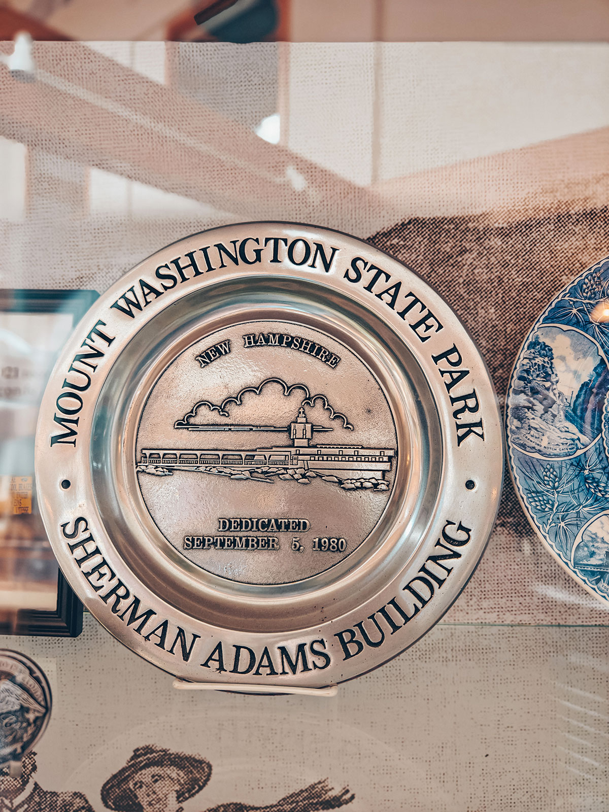 Une assiette souvenir gravée « Mount Washington State Park — Sherman Adams Building »