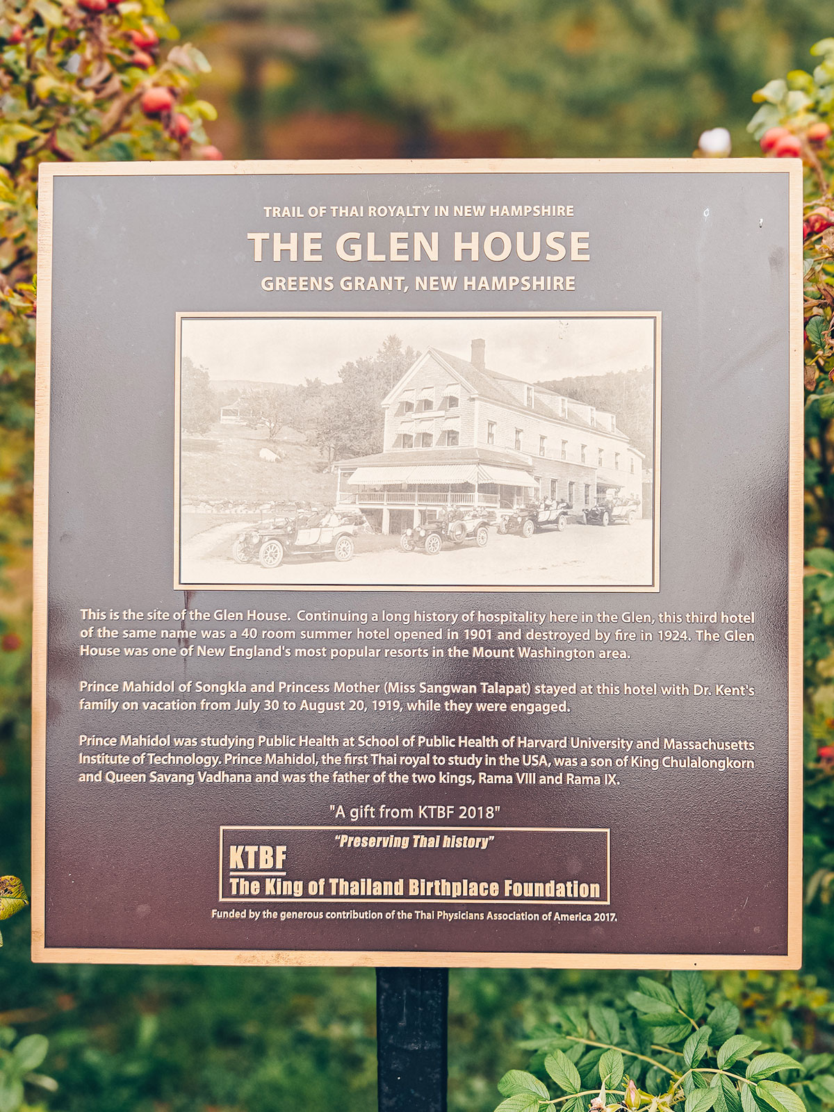 La plaque historique de The Glen House, avec une photo d'archives de l'ancien hôtel