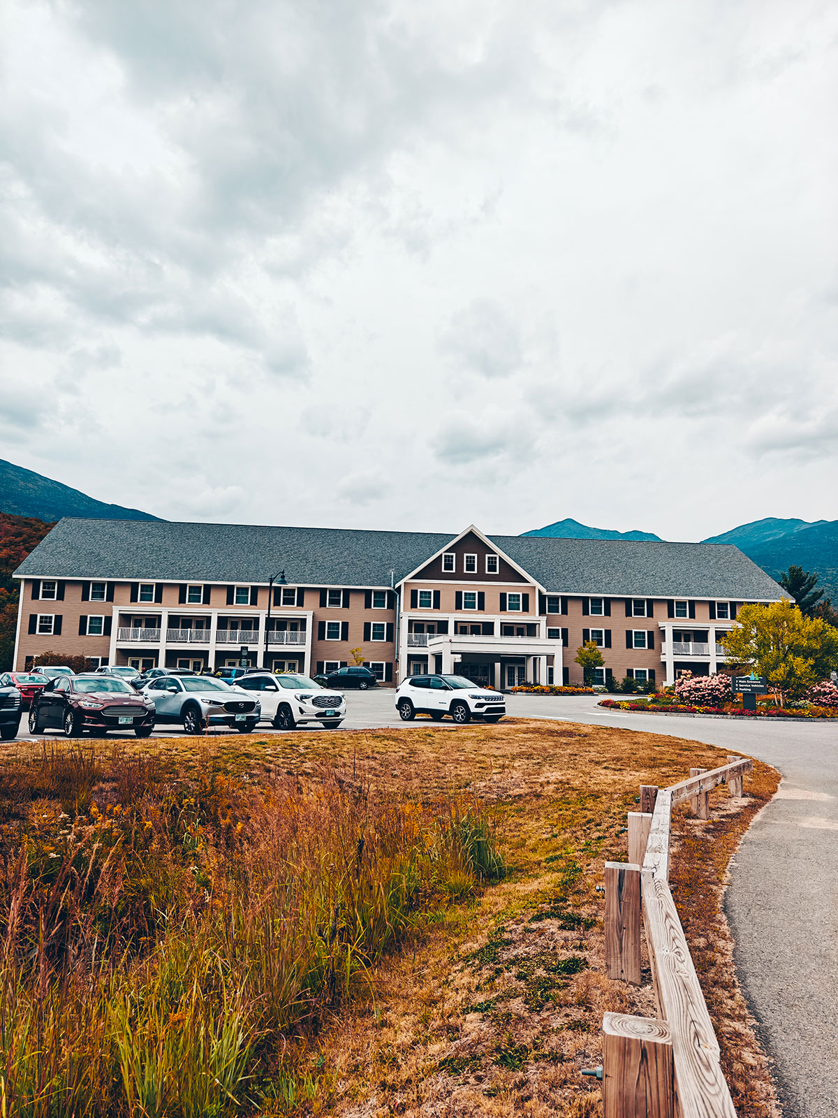 L'hôtel et son stationnement, les montagnes au fond