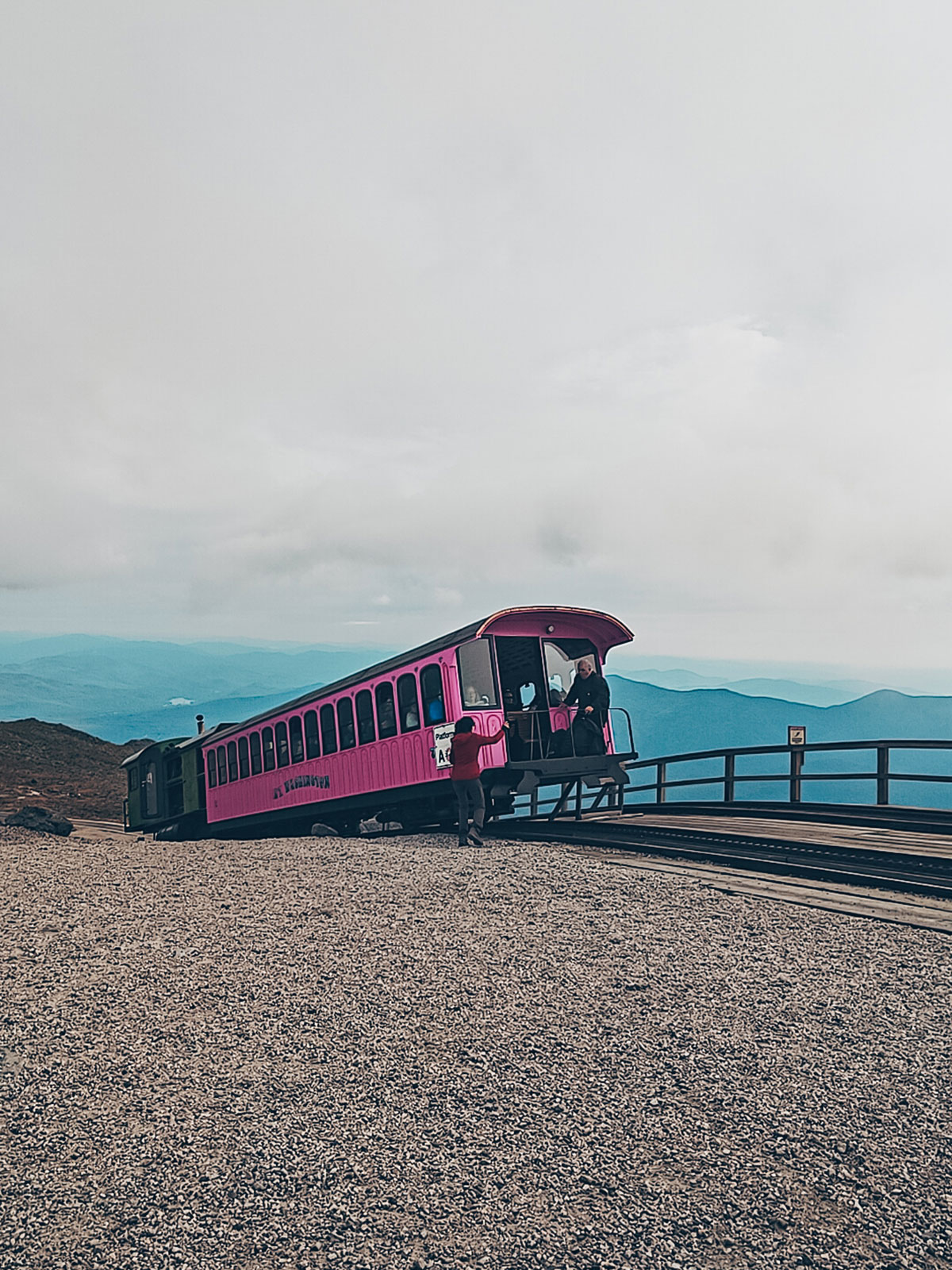 Une voiture rouge du Cog Railway au terminus du sommet