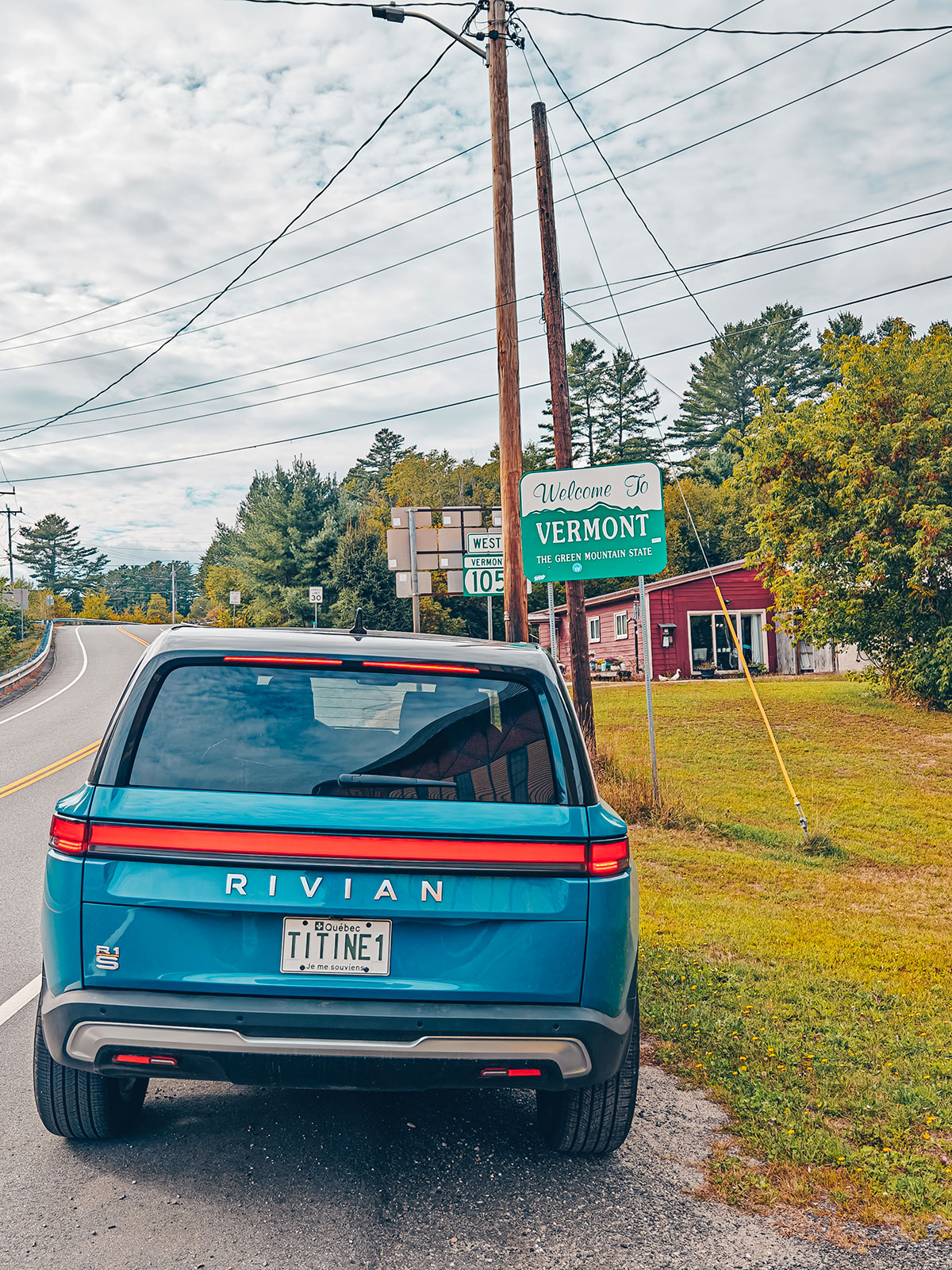 Le Rivian arrêté devant le panneau « Welcome to Vermont »