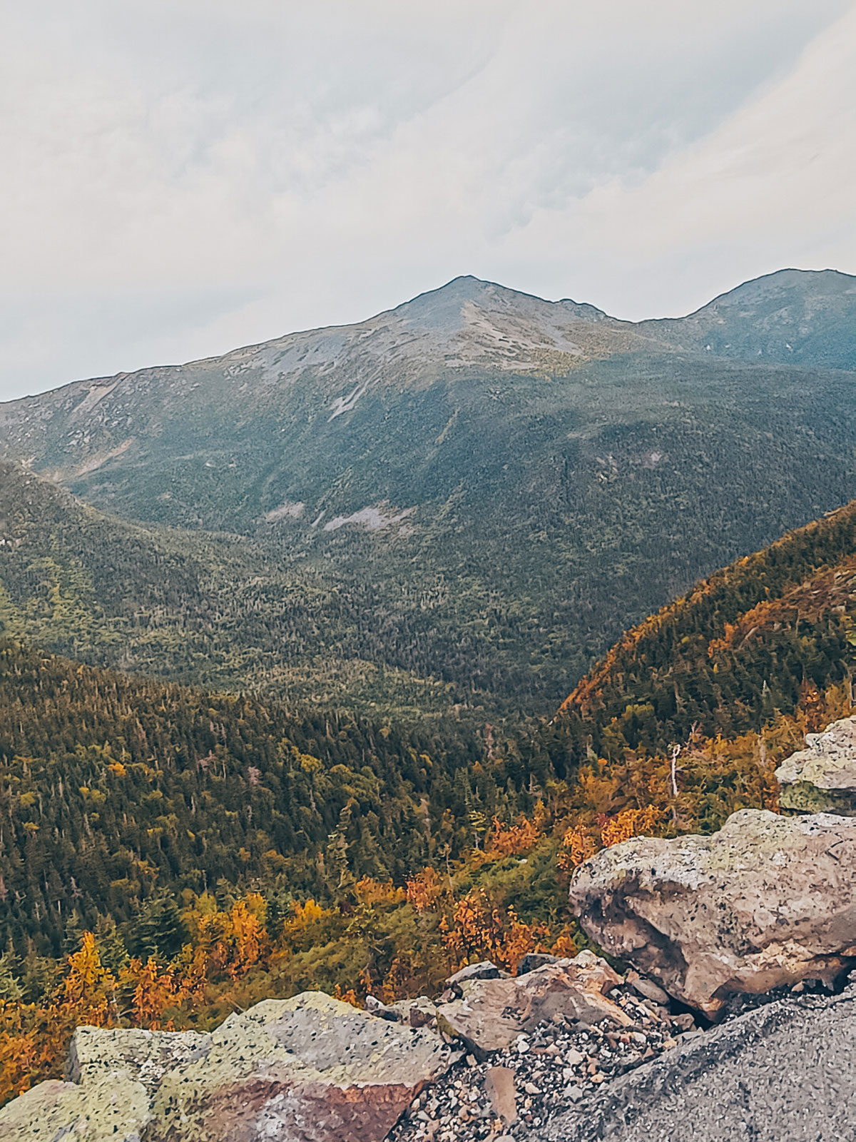 La crête de la chaîne présidentielle au-dessus d'une vallée d'automne