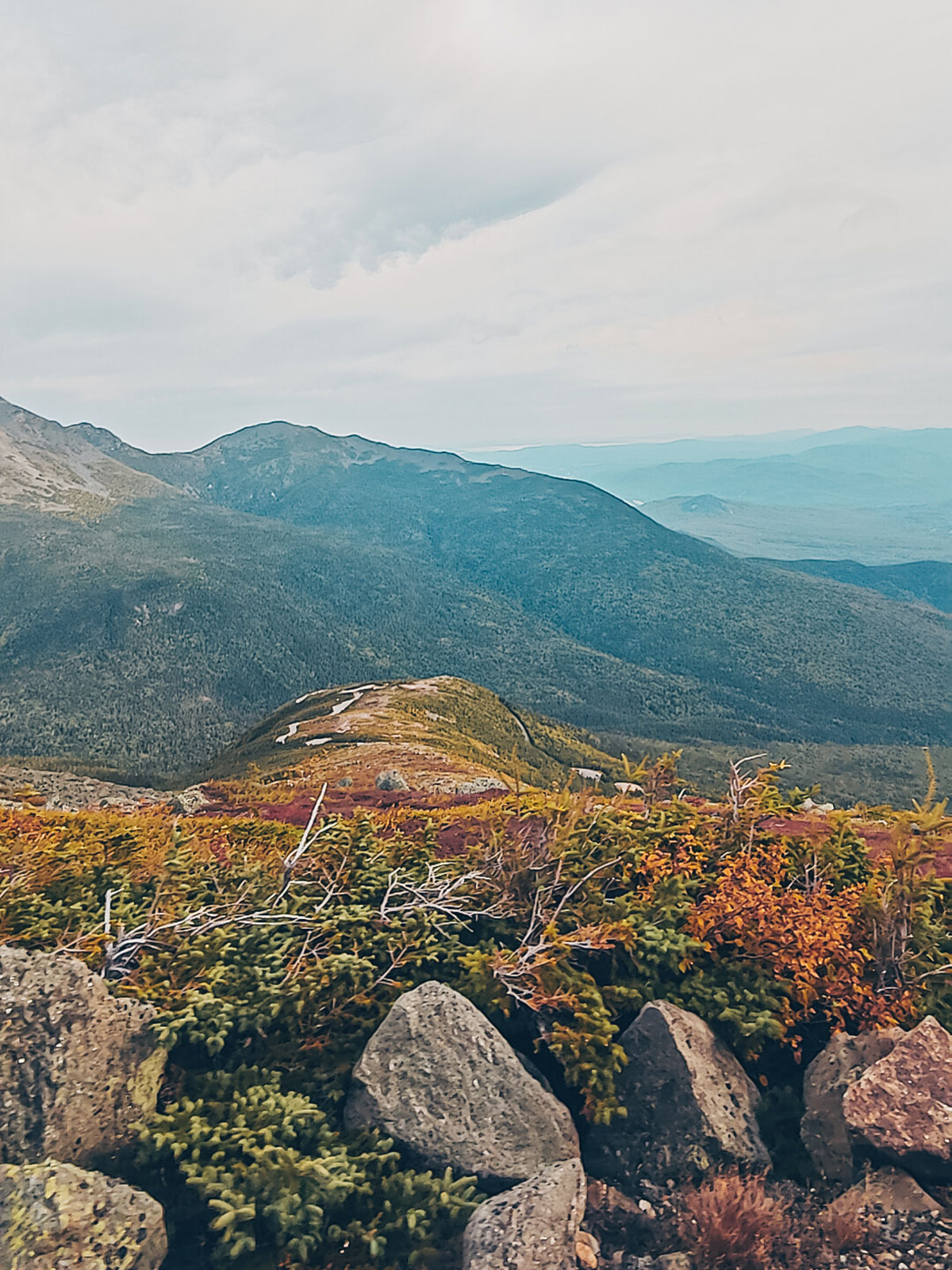 Le plateau sommital et ses arbustes roux, les montagnes à perte de vue