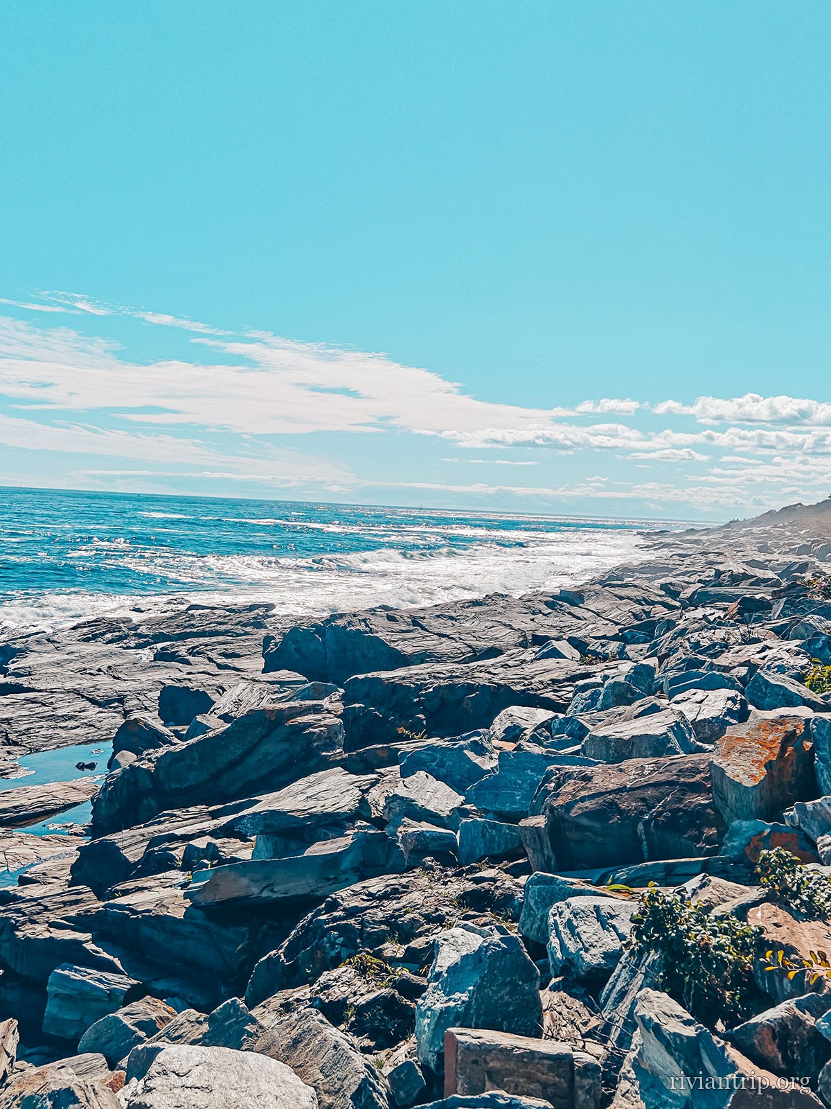 Les rochers plats de la pointe, battus par la mer
