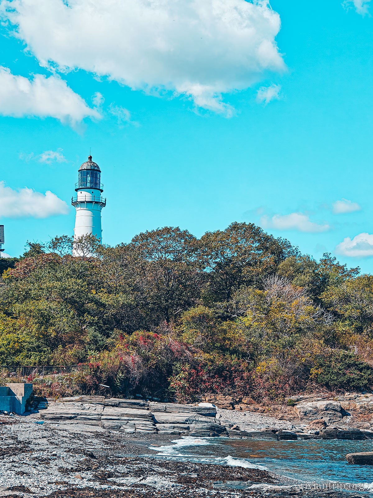 La tour du phare de Cape Elizabeth au-dessus des rochers