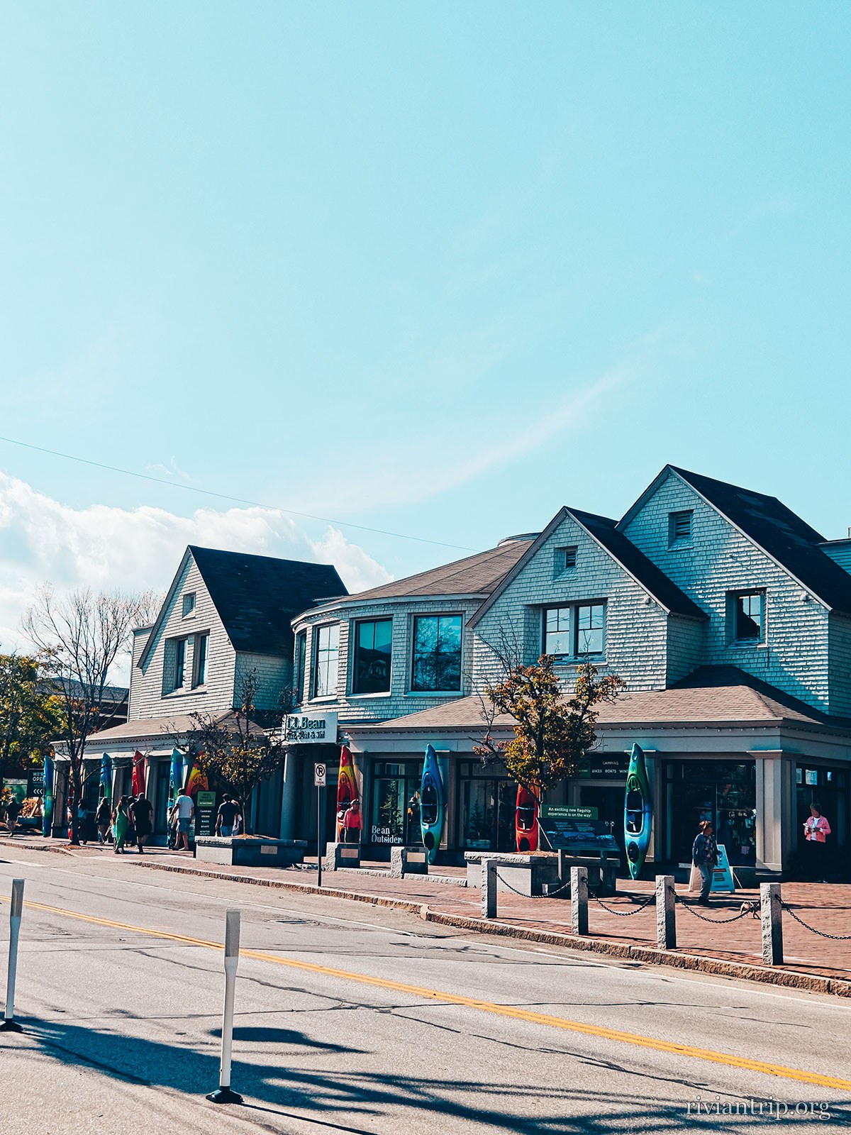 Freeport, ses boutiques et ses maisons de bois blanches